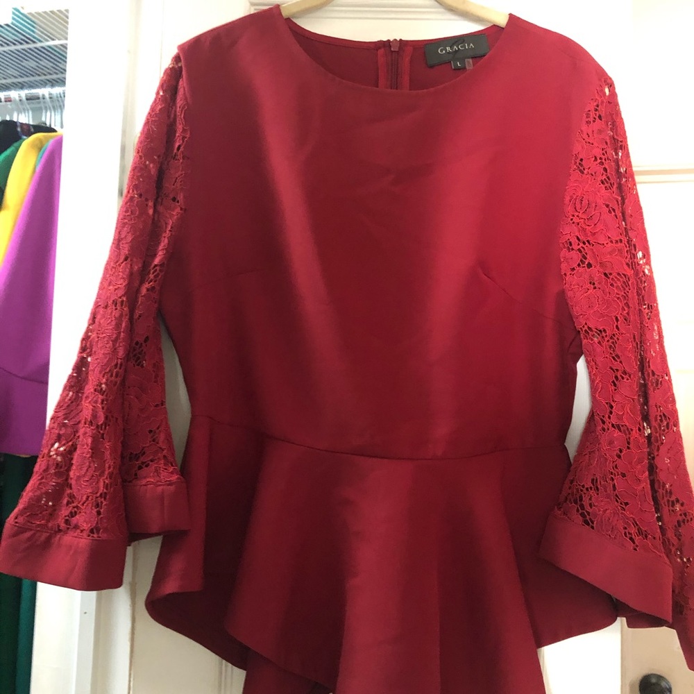 Gracia Blouse w/Floral Lace Sleeves Sz L
